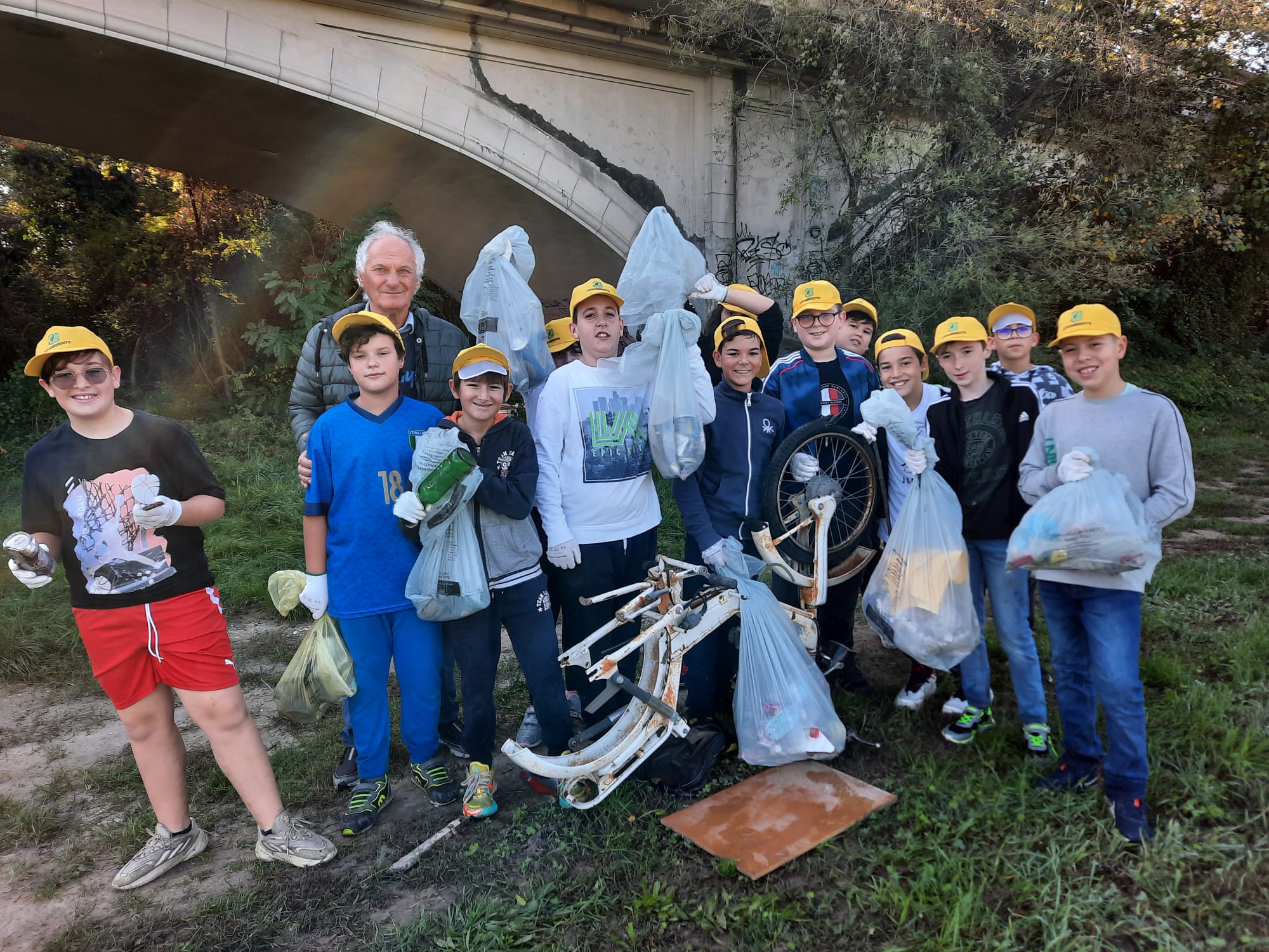 Immagine per Pieris, ripulito l'Isonzo sotto il ponte grazie ai bambini e a Legambiente